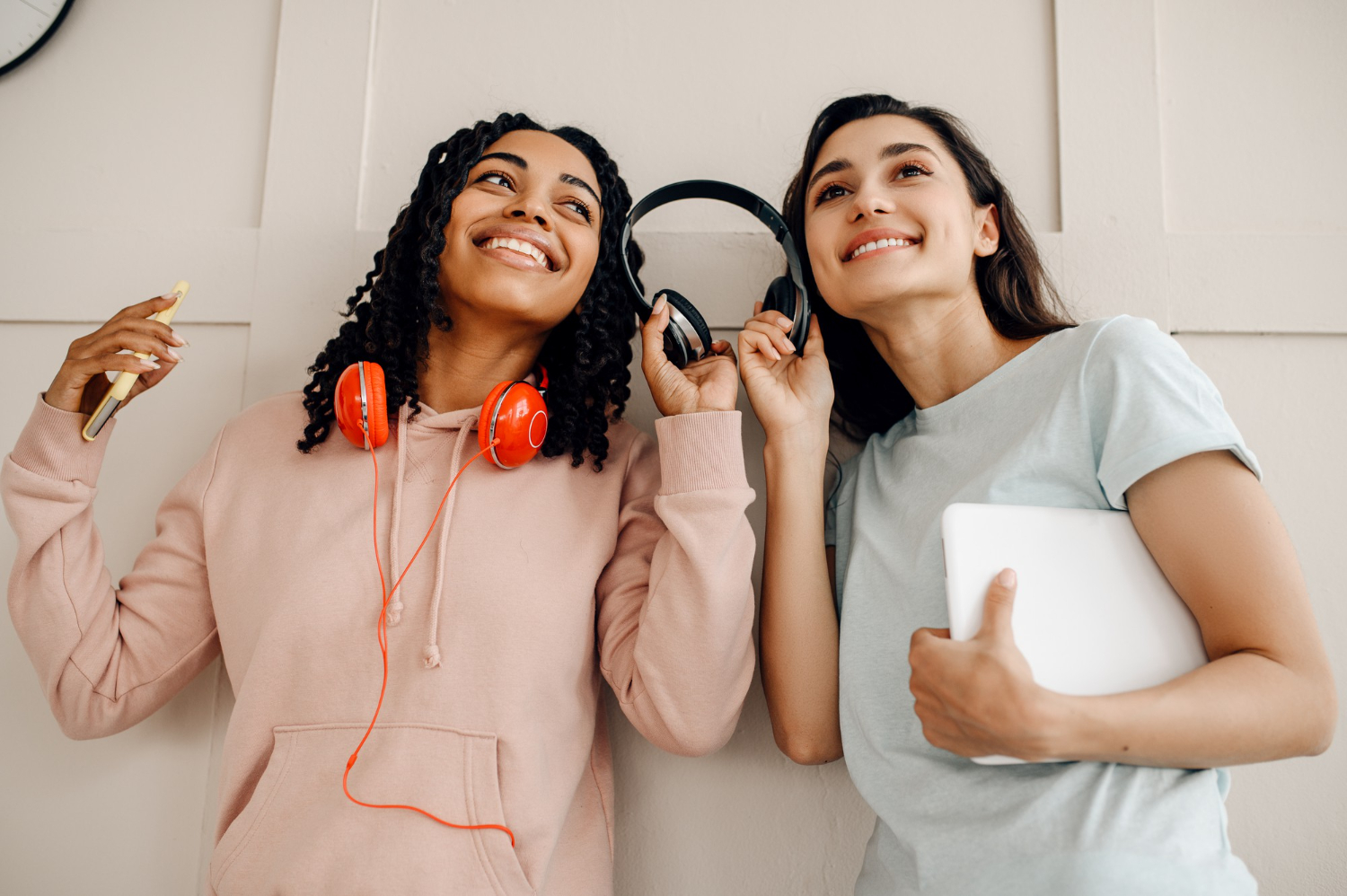 Telefon aksesuarları hayat hileleri: Auracast ile gecikmesiz ortak ses, splitter olmadan film ve tur dinleme